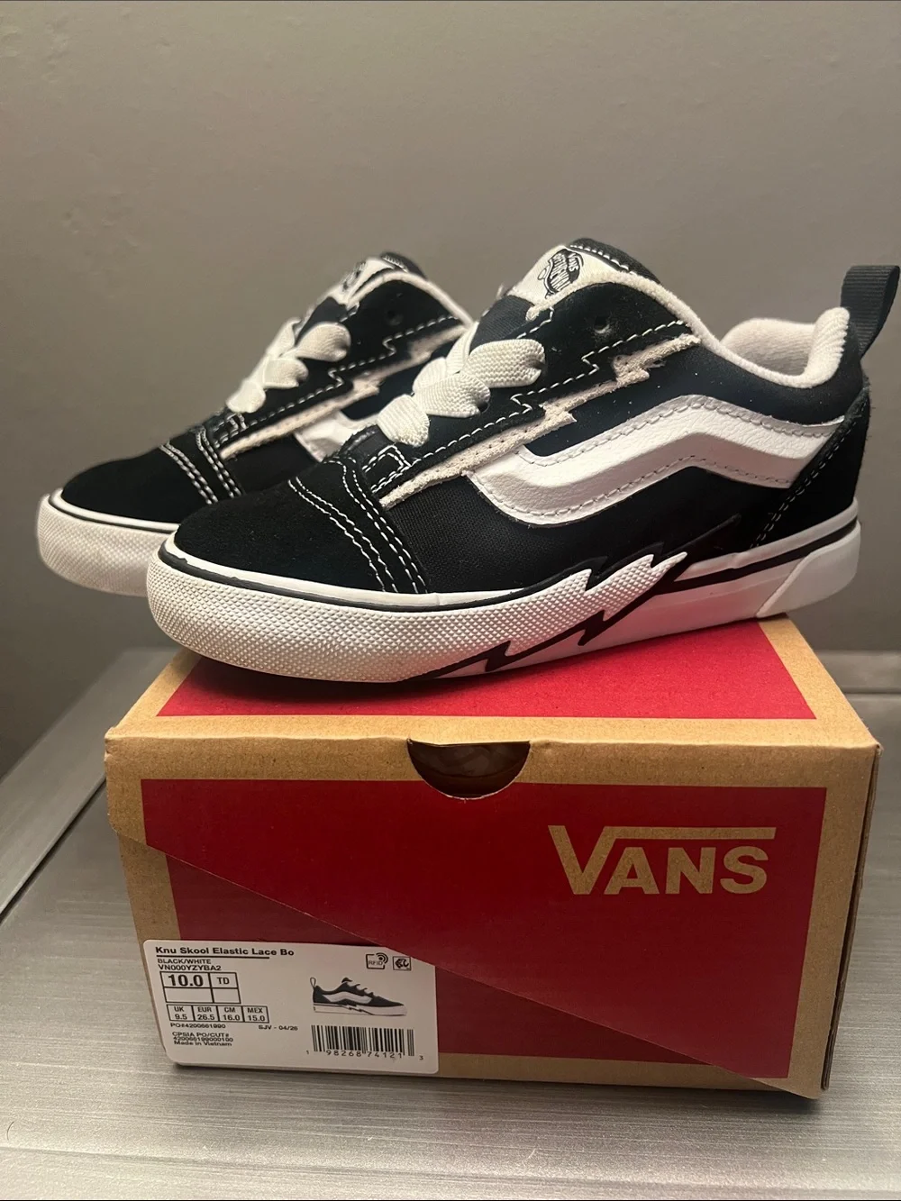 Vans Knu Skool Elastic Lace Bolt. Black and white. Toddler size 10
